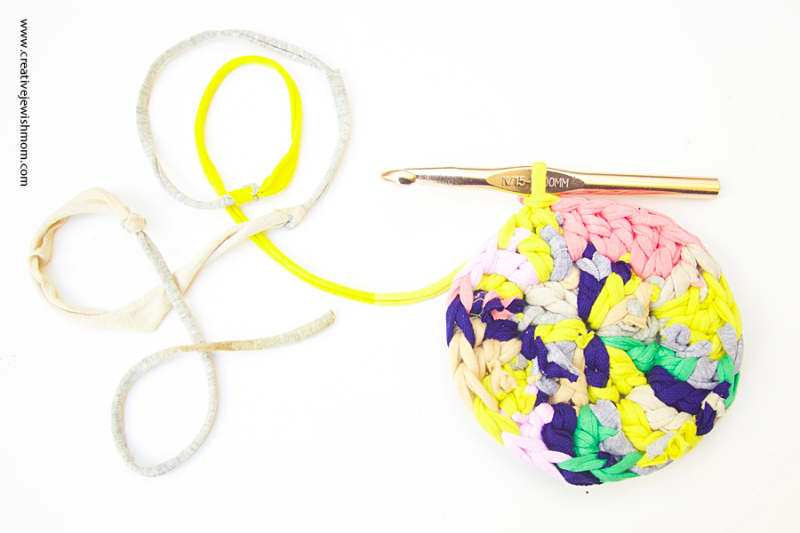 How To Splice T-Shirt Yarn Pieces And Make A Ball of Yarn!