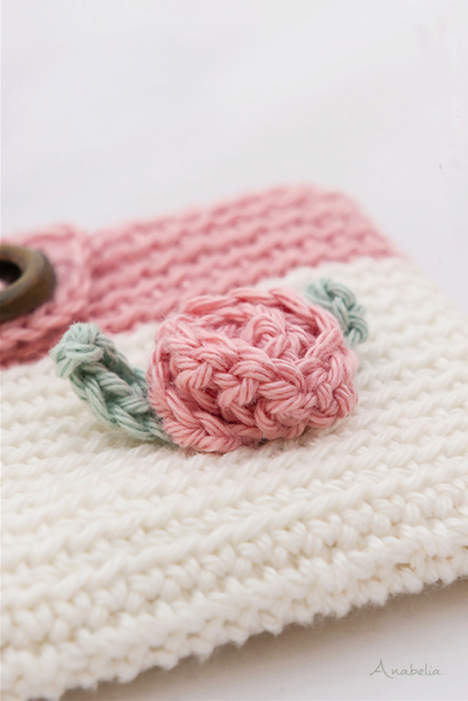 Crocheted tiny rose bud for applique