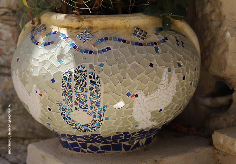 DIY Mosaic Planter Is The Perfect Summer Craft