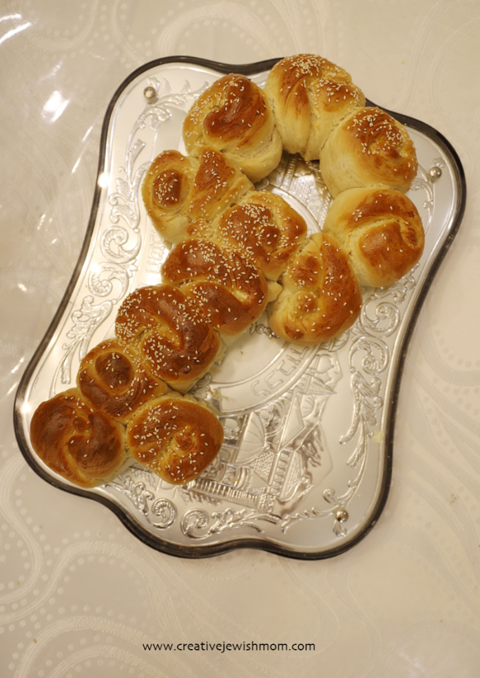 Key Shaped Schlissel Challah From Twelve Rolls!