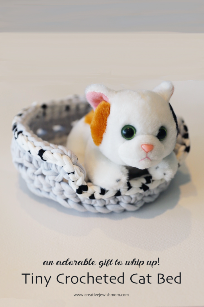 Quick Crocheted Kid’s Gift: An Adorable Tiny Cat Bed